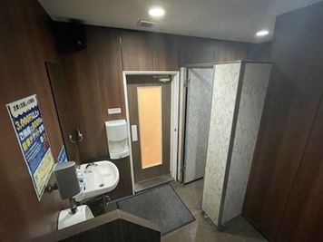 カラオケメガビッグ 高槻店 《1名用》テレワークルームの室内の写真