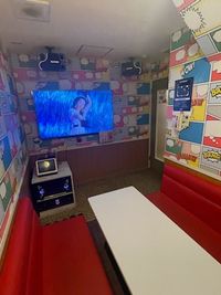 カラオケメガビッグ 高槻店 《2～4名用》会議・打ち合わせ用ルーム【サイズS】の室内の写真