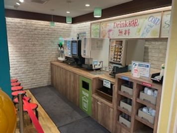 カラオケメガビッグ 高槻店 《2～4名用》会議・打ち合わせ用ルーム【サイズS】の室内の写真