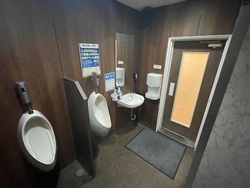カラオケメガビッグ 高槻店 《2～4名用》会議・打ち合わせ用ルーム【サイズS】の室内の写真