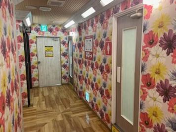 カラオケメガビッグ 高槻店 《2～4名用》会議・打ち合わせ用ルーム【サイズS】の室内の写真