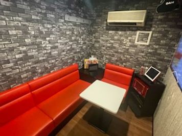 《5～8名用》【会議・打ち合わせに最適👩‍💻】電源/Wi-Fi完備/ソフトドリンク飲み放題付き☕️の完全個室！ - カラオケメガビッグ 高槻店