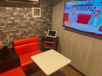 カラオケメガビッグ 高槻店 《5～8名用》会議・打ち合わせ用ルーム【サイズM】の室内の写真