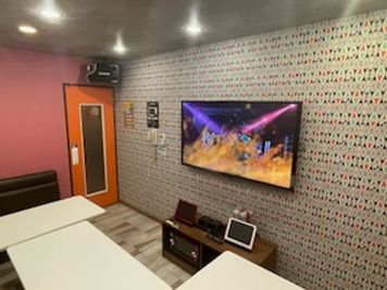 カラオケメガビッグ 高槻店 《9～10名用》会議・打ち合わせ用ワークルーム【サイズL】の室内の写真