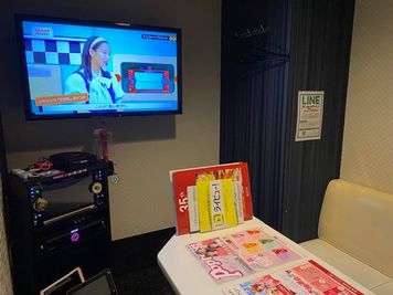 カラオケ ビッグエコー高松フェリー通り店 《2～4名用》会議・打ち合わせ用ルーム【サイズS】の室内の写真