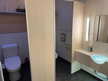 カラオケ ビッグエコー高松フェリー通り店 《2～4名用》会議・打ち合わせ用ルーム【サイズS】の室内の写真