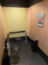 カラオケ ビッグエコー高松フェリー通り店 《5～8名用》会議・打ち合わせ用ルーム【サイズM】の室内の写真