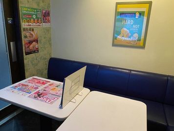 カラオケ ビッグエコー高松フェリー通り店 《5～8名用》会議・打ち合わせ用ルーム【サイズM】の室内の写真