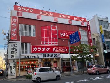 カラオケ ビッグエコー高松フェリー通り店 《5～8名用》会議・打ち合わせ用ルーム【サイズM】の室内の写真