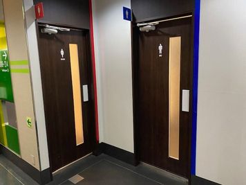 カラオケ ビッグエコー高松フェリー通り店 《5～8名用》会議・打ち合わせ用ルーム【サイズM】の室内の写真