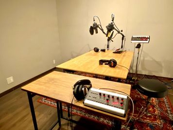 ラジオやポッドキャスト、対談収録などのセッティング - クランチスタジオ 歌や楽器の練習・セルフ録音・セルフ配信・撮影に　完全防音スタジオの室内の写真