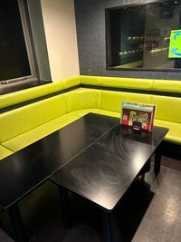 カラオケ ビッグエコー京阪守口駅前店 《定員人数～8名》会議・打ち合わせ用ルーム【サイズM】の室内の写真
