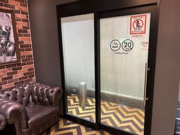 カラオケ ビッグエコー京阪守口駅前店 《定員人数～8名》会議・打ち合わせ用ルーム【サイズM】の室内の写真