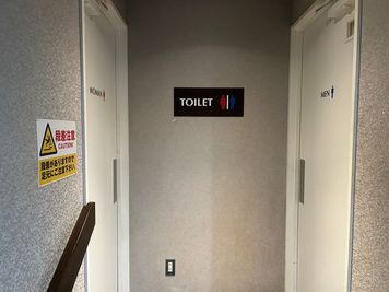 カラオケ ビッグエコー京阪守口駅前店 《定員人数～8名》会議・打ち合わせ用ルーム【サイズM】の室内の写真