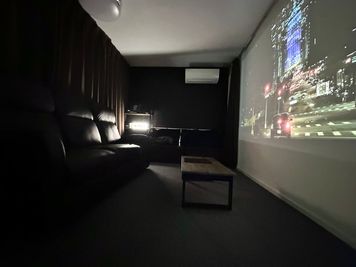 シアタールーム天満完全個室映画館🎬駅1分 ≪🎬シアタールーム天満🍿≫駅1分🔓150型個室映画館の室内の写真