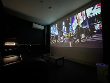 シアタールーム天満完全個室映画館🎬駅1分 ≪🎬シアタールーム天満🍿≫駅1分🔓150型個室映画館の室内の写真