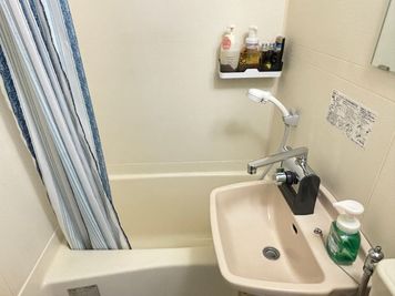 全身シャワー利用は唯一の有料オプションです。（シャンプーとボディソープ使用、フェイスタオル２枚貸し出し含む） - 新宿ミネルバビル 東新宿歌舞伎町の○○んち（まるまるんち）の室内の写真