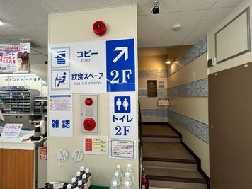 ローソンから2Fへお上がりください。 - 勉強カフェ大阪江坂ローソン店内 勉強カフェ大阪江坂ローソン店内（自習や作業専用スペース）の入口の写真