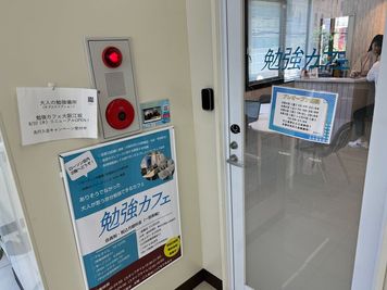 解錠キーでこの扉よりお入りください。 - 勉強カフェ大阪江坂ローソン店内 勉強カフェ大阪江坂ローソン店内（自習や作業専用スペース）の入口の写真