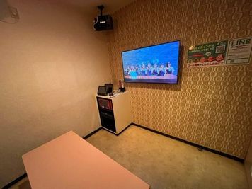 カラオケビッグエコー 原田店 《2～4名用》会議・打ち合わせ用ルーム【サイズS】の室内の写真
