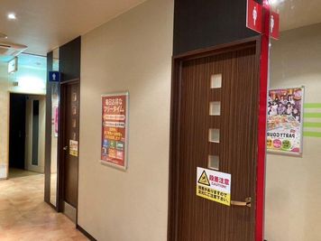 カラオケビッグエコー 原田店 《2～4名用》会議・打ち合わせ用ルーム【サイズS】の室内の写真
