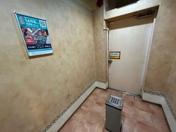 カラオケビッグエコー 原田店 《2～4名用》会議・打ち合わせ用ルーム【サイズS】の室内の写真