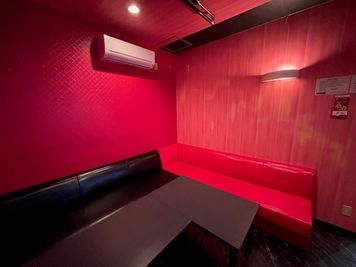 カラオケビッグエコー 原田店 《5～8名用》会議・打ち合わせ用ルーム【サイズM】の室内の写真