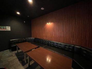カラオケビッグエコー 原田店 《9～10名用》会議・打ち合わせ用ワークルーム【サイズL】の室内の写真