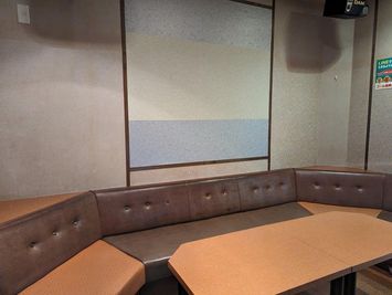 カラオケバナナクラブ＆ビッグエコー 三木店 《5～8名用》会議・打ち合わせ用ルーム【サイズM】の室内の写真