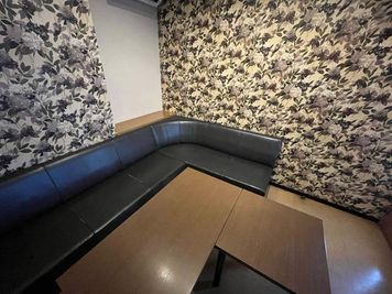 カラオケビッグエコー 坂出店 《5～8名用》会議・打ち合わせ用ルーム【サイズM】の室内の写真
