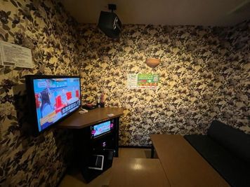 カラオケビッグエコー 坂出店 《5～8名用》会議・打ち合わせ用ルーム【サイズM】の室内の写真