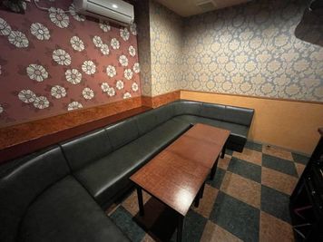 カラオケビッグエコー 坂出店 《9～10名用》会議・打ち合わせ用ワークルーム【サイズL】の室内の写真