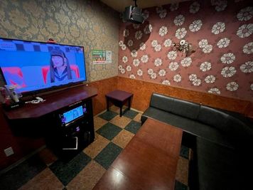 カラオケビッグエコー 坂出店 《9～10名用》会議・打ち合わせ用ワークルーム【サイズL】の室内の写真