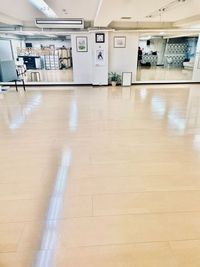 K&Eダンススタジオ 45坪の広々としたダンススタジオ　幅4.5mの大型鏡が多数あり　の室内の写真