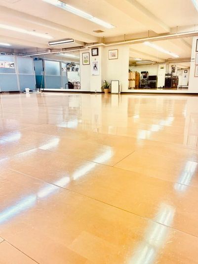 K&Eダンススタジオ 45坪の広々としたダンススタジオ　幅4.5mの大型鏡が多数あり　の室内の写真