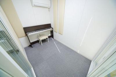 ワーキングスペースにも❤【2024/3/1より常設ピアノが電子ピアノからアップライト・ピアノになりました】 - ブリアサロン用賀駅 南口徒歩１分 【即決】防音室Ｄ（アップライト・ピアノ）【WIFI】の室内の写真