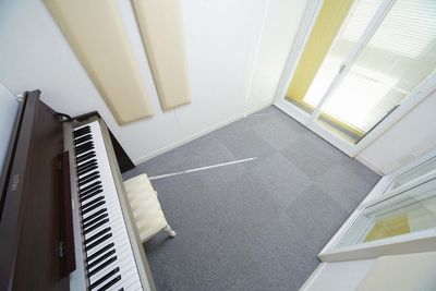 ２から３名の各種用途に最適な空間。
面談や面接、商談にも。【2024/3/1より常設ピアノが電子ピアノからアップライト・ピアノになりました】 - ブリアサロン用賀駅 南口徒歩１分 【即決】防音室Ｄ（アップライト・ピアノ）【WIFI】の室内の写真