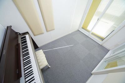 ２から３名の各種用途に最適な空間。
面談や面接、商談にも。【2024/3/1より常設ピアノが電子ピアノからアップライト・ピアノになりました】 - ブリアサロン【世田谷-用賀駅 歩１分】🎹ピアノ📶高速WIFI 防音室Ｄ【駅２分】🎵ピアノ有【WIFI】【即決】の室内の写真