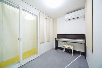 開放感ある二重サッシ型防音室。
目隠しでカーテンをご利用ください。【2024/3/1より常設ピアノが電子ピアノからアップライト・ピアノになりました】 - ブリアサロン【世田谷-用賀駅 歩１分】🎹ピアノ📶高速WIFI 防音室Ｄ【駅２分】🎵ピアノ有【WIFI】【即決】の室内の写真