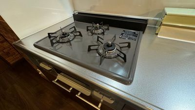 ３口コンロで料理がしやすい🥘👩🏻‍🍳 - Chill『チル』天神橋　大阪メトロ『天神橋筋六丁目』徒歩5分 Chill『チル』天神橋　新築物件レンタルスペースの設備の写真