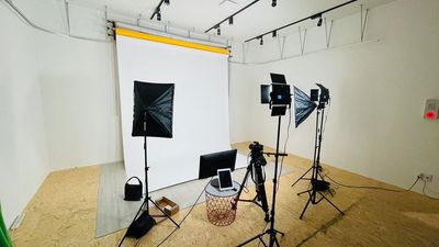 白色のバックペーパーは汎用性が高く一番人気！ - MYST（マイスタ） セルフ写真スタジオの設備の写真
