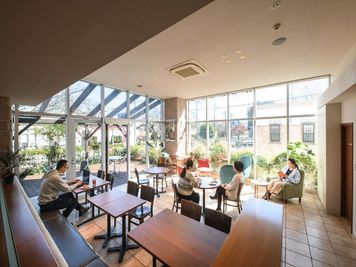 2023年10月29日～オープン　おしゃれな住宅ショールームの一角でカフェのような落ち着いた空間のシェアラウンジです。 - SAKURA LOUNGE