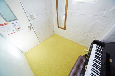 各種習い事にも - ブリアサロン【世田谷-用賀駅 歩１分】🎹ピアノ📶高速WIFI 防音室B【駅２分】🎵ピアノ有の室内の写真