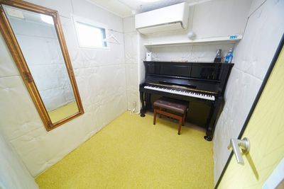 ワーキングスペースに❤ - ブリアサロン【世田谷-用賀駅 歩１分】🎹ピアノ📶高速WIFI 防音室B【駅２分】🎵ピアノ有の室内の写真
