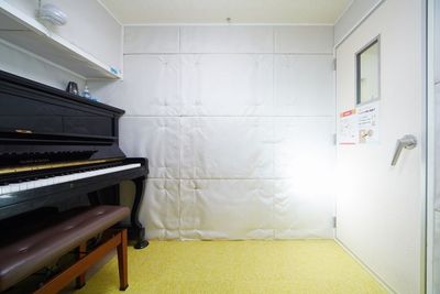 防音ドアでしっかり遮音 - ブリアサロン【世田谷-用賀駅 歩１分】🎹ピアノ📶高速WIFI 防音室B【駅２分】🎵ピアノ有の室内の写真