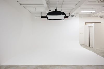 照明機材も多数完備(※追加レンタル有)モデル撮影から商品撮影と様々な撮影が可能。 メイクルーム完備。駐車場から直接搬入可能です。 - スタジオぜっと