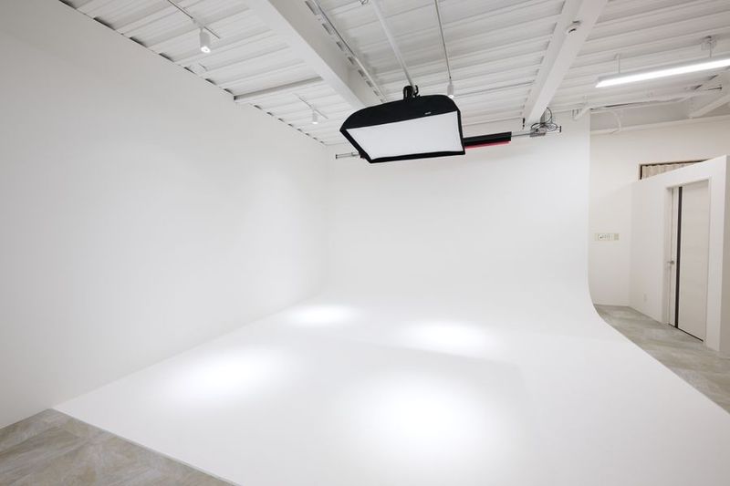 アマチュアからプロまで対応できる本格的な白ホリスタジオ。 - スタジオぜっと