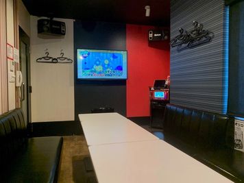 カラオケビッグエコー 博多筑紫口２号店 《9～10名用》カラオケルーム【サイズL】の室内の写真