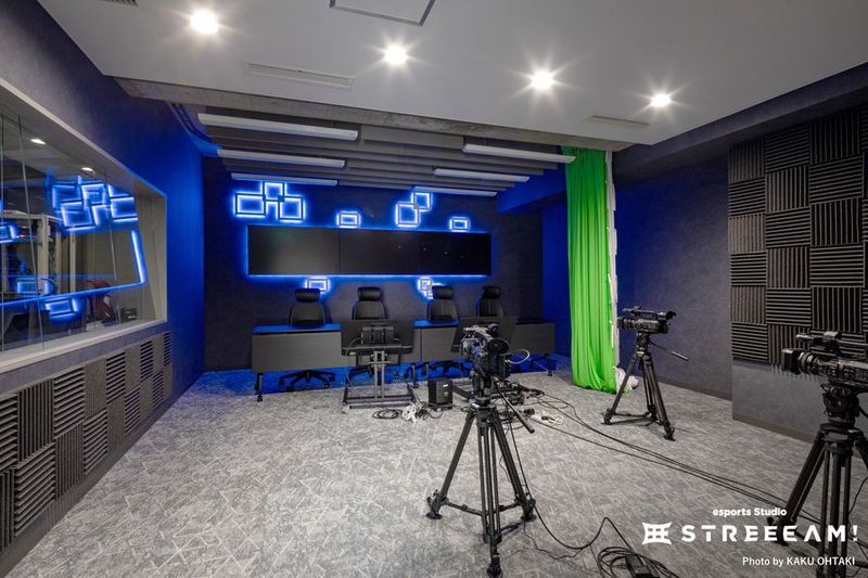 スタジオ内の写真です。背景のオブジェクトはRGB調光可能です。 - GameWithプロデュース｜Studio STREEEAM！ GameWithプロデュースのライブ配信・収録スタジオの室内の写真
