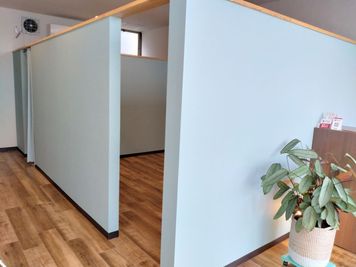 お洒落な壁に区切られたフリースペース。セラピスト、整体師、アイリストさんにオススメ♪ - 建物名はなし